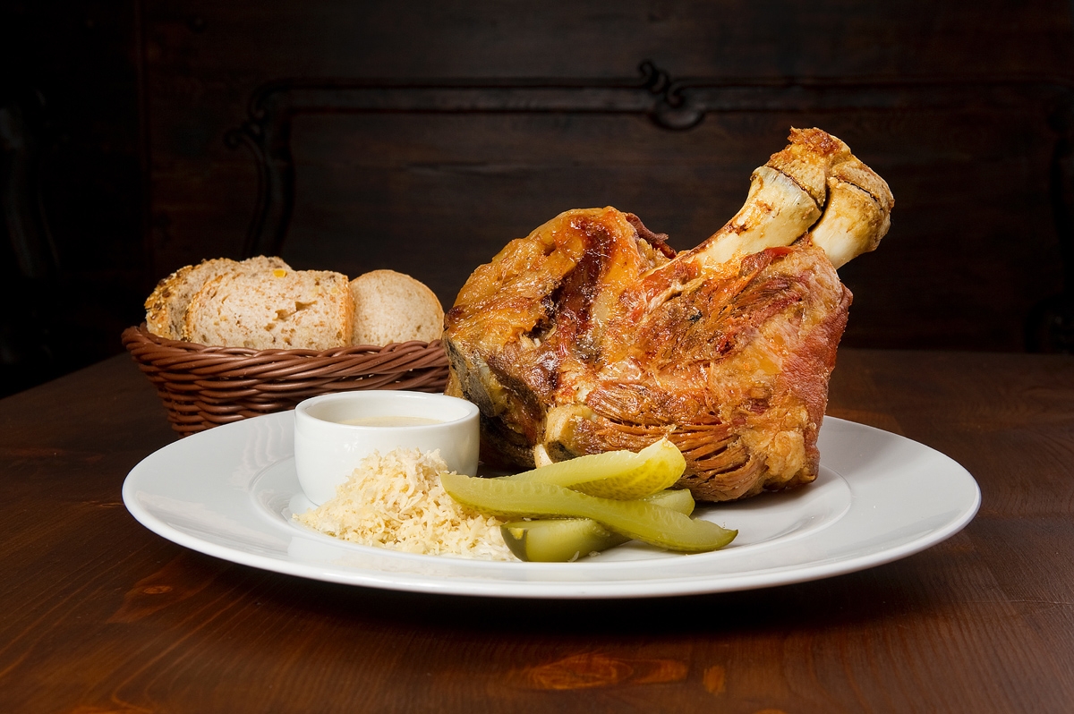 Gebratene Schweinshaxe mit eingelegtem Gemüse